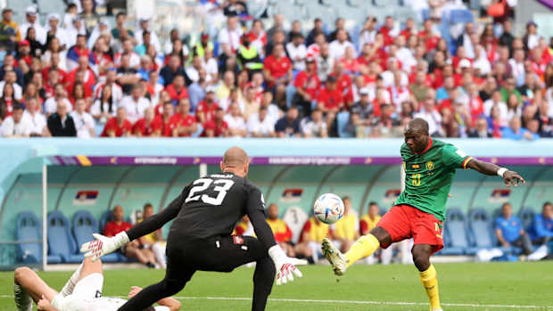 Vincent Aboubakar anota gol de globito